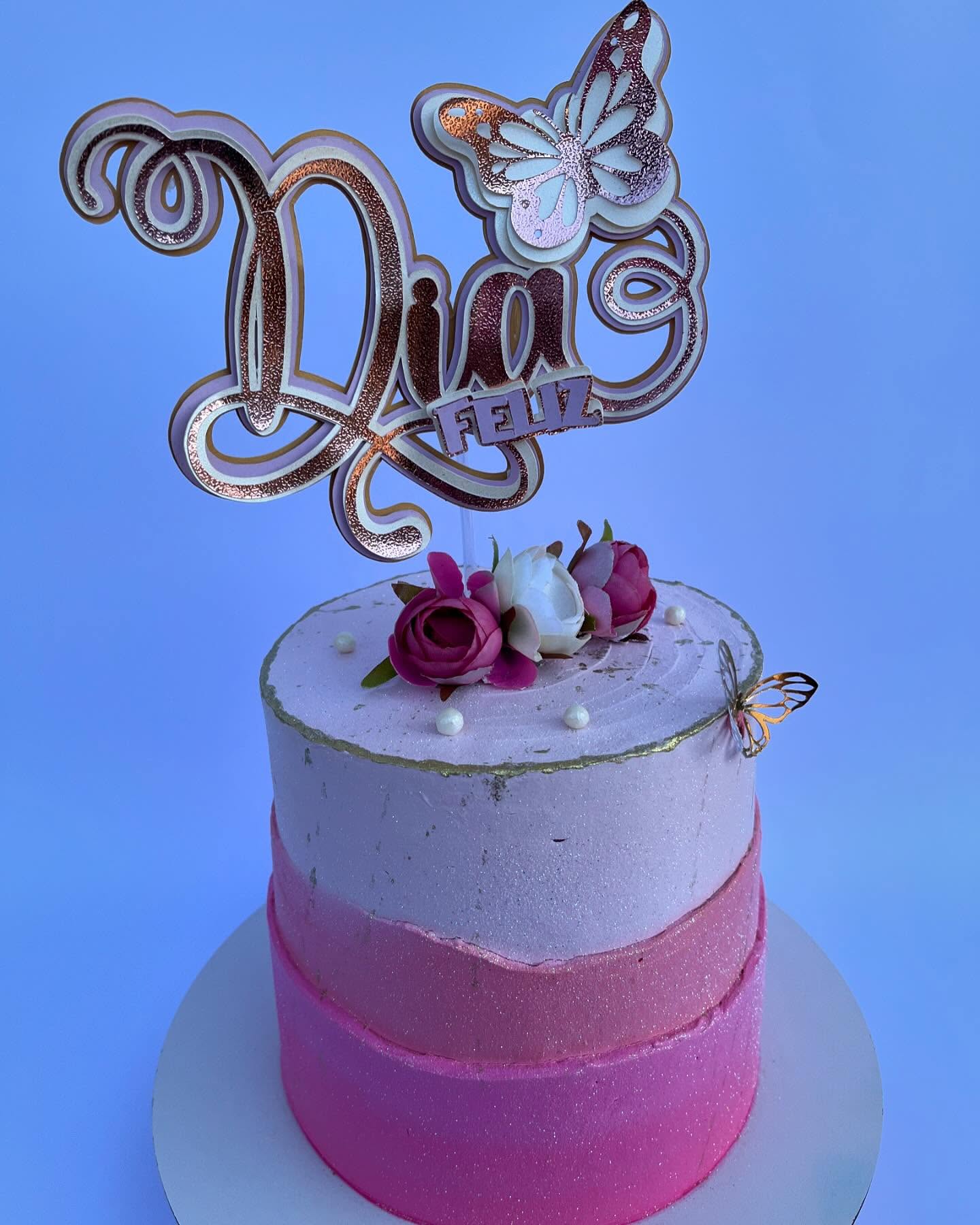 Bolo festivo decorado artesanalmente pela FIDELES CONFEITARIA