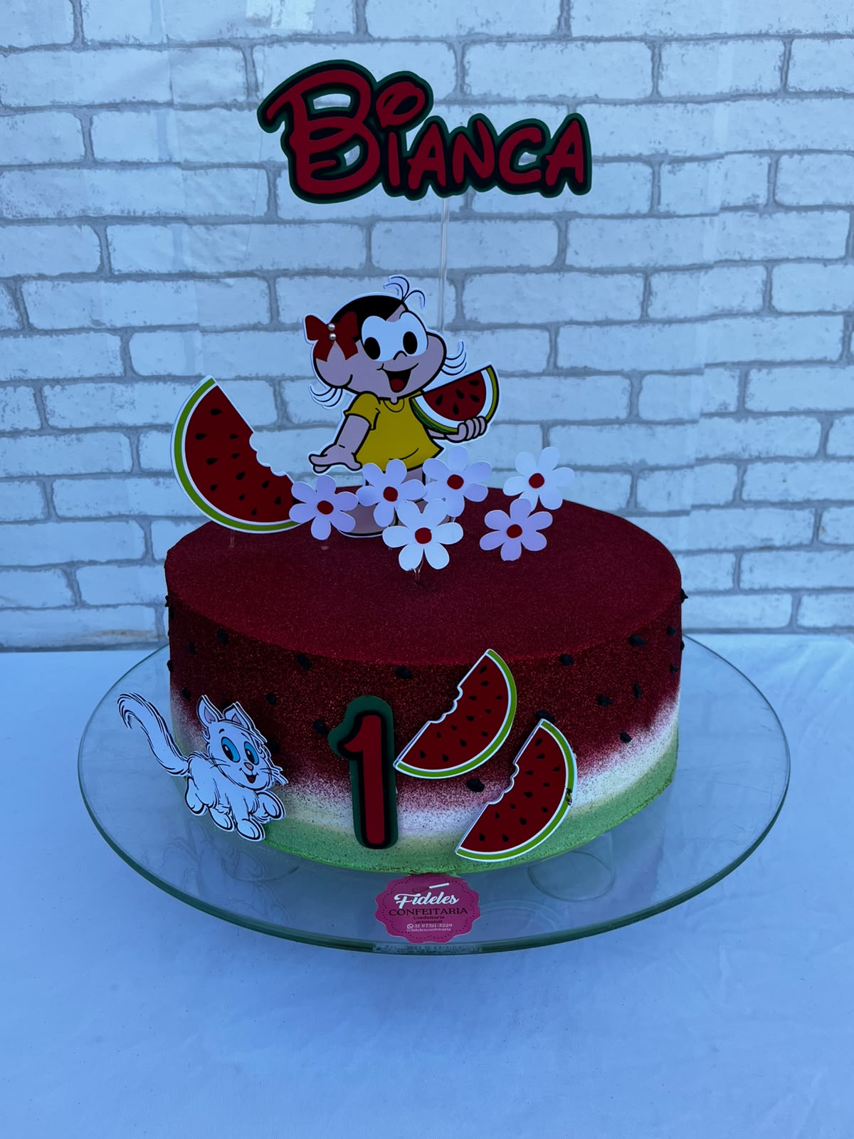 Texturas finas e detalhes em bolo de festa