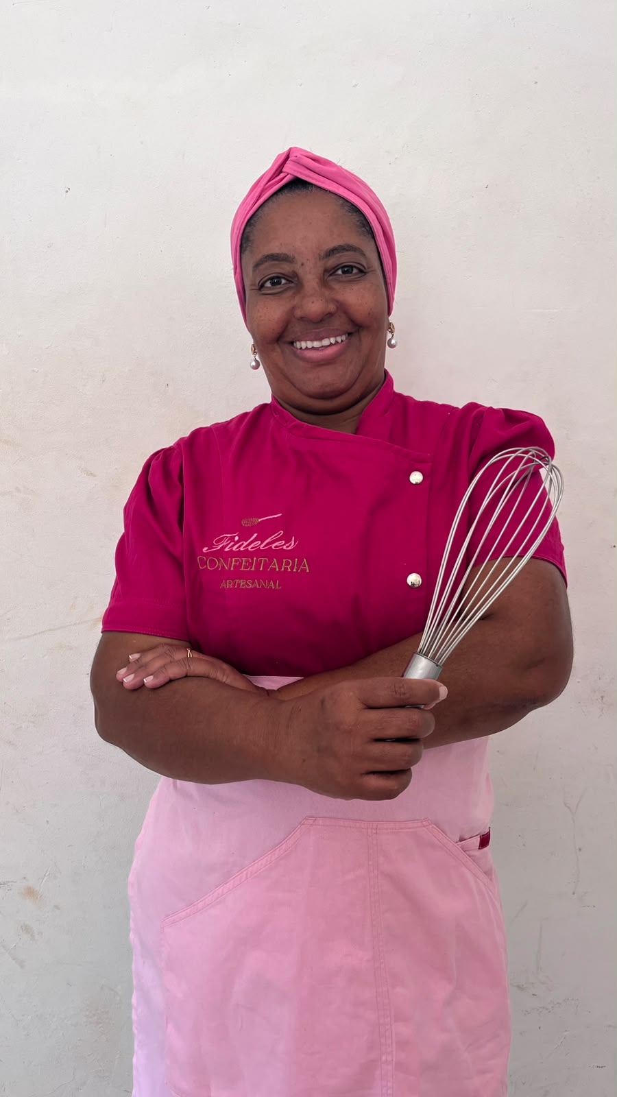 Confeiteira Mônica Fideles sorrindo em seu ateliê
